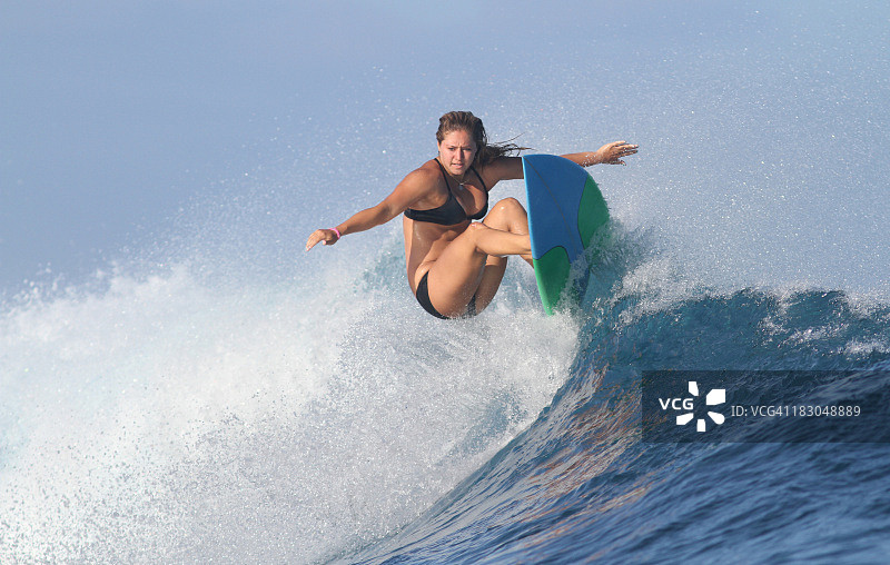 冲浪的女孩图片素材