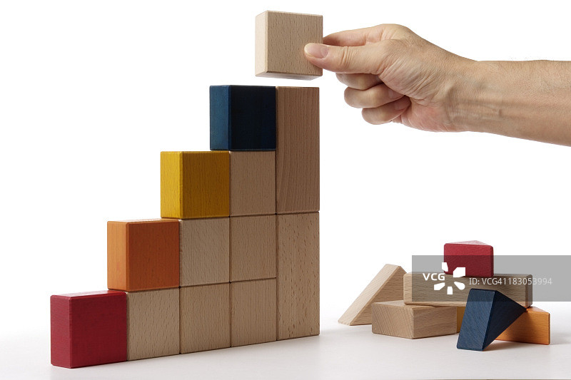 用白色背景上的积木手工制作的条形图图片素材