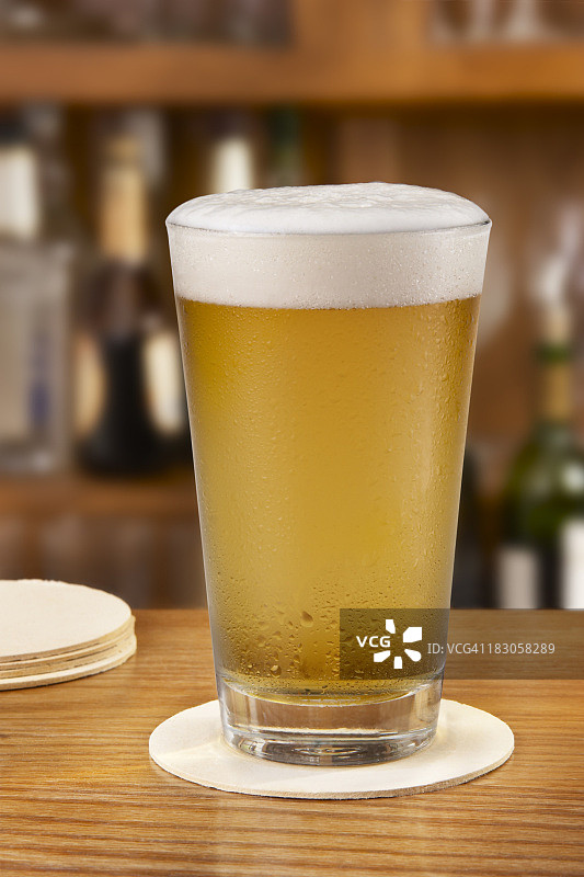 新鲜倒入的啤酒图片素材