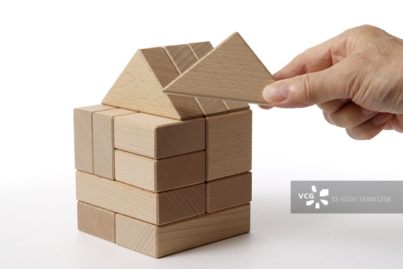 手工制作的白色背景木块房子图片素材
