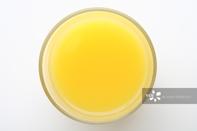 橙汁玻璃杯的顶角特写图片素材