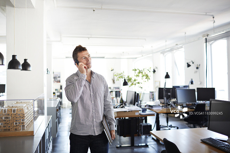 休闲商务人士打电话肖像图片素材