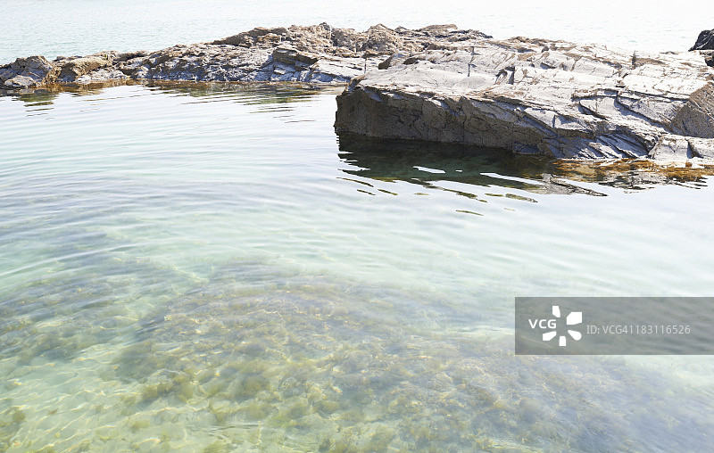大西洋海岸线的岩石水池图片素材