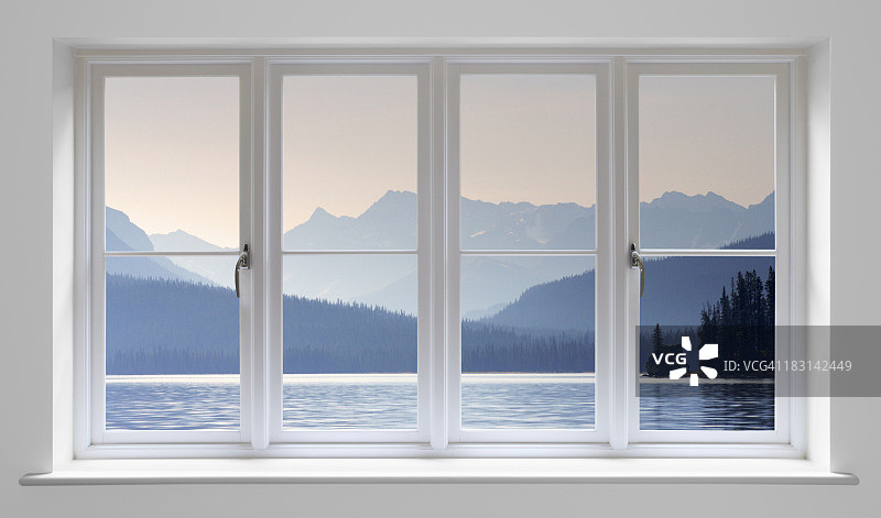 可欣赏湖景的白色窗户图片素材