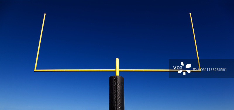 蓝天下的球门柱图片素材