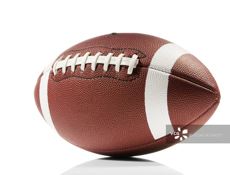 白色背景中孤立的美式橄榄球特写图片素材