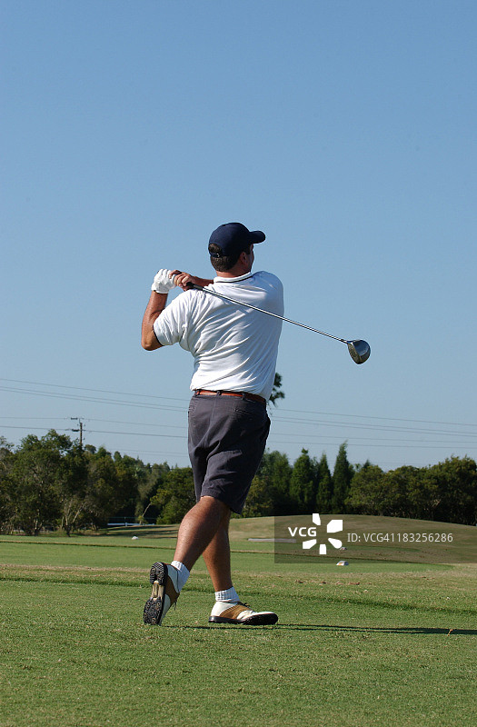 挥杆后的高尔夫球手图片素材