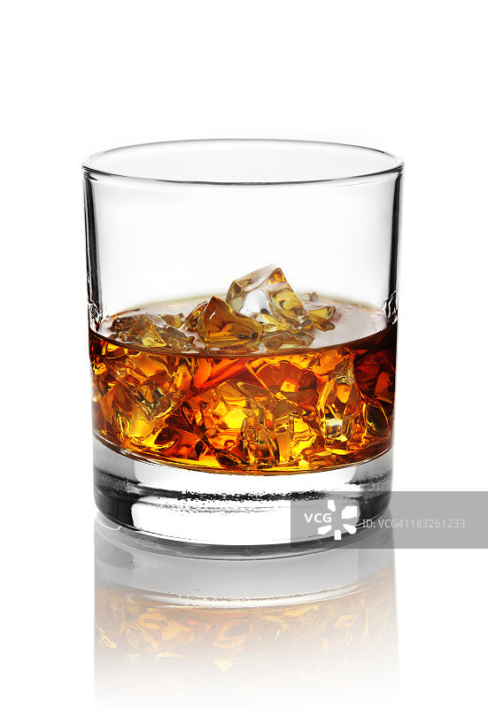 含冰块的酒精饮品玻璃杯图片素材