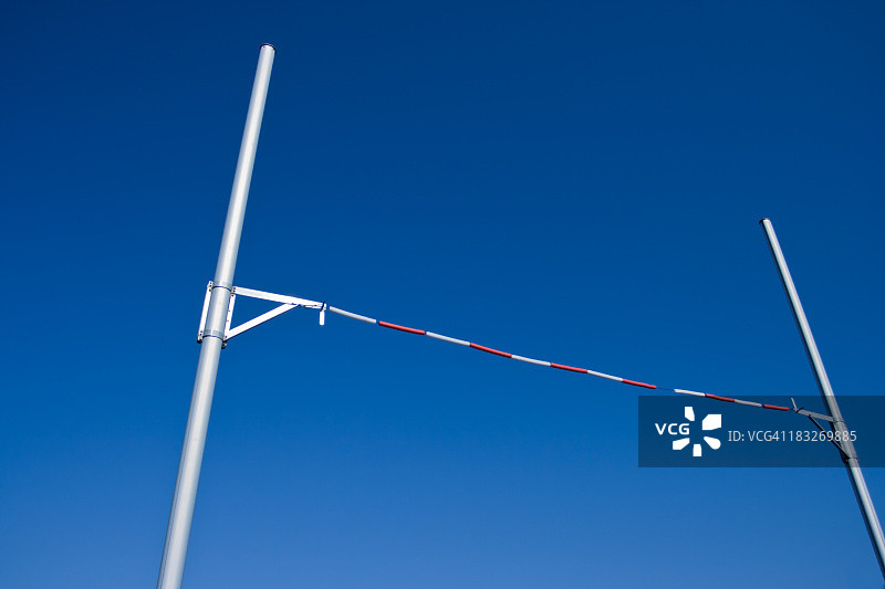 蓝天下的撑杆跳图片素材