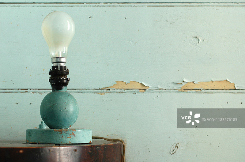 蓝色房间里的灯图片素材