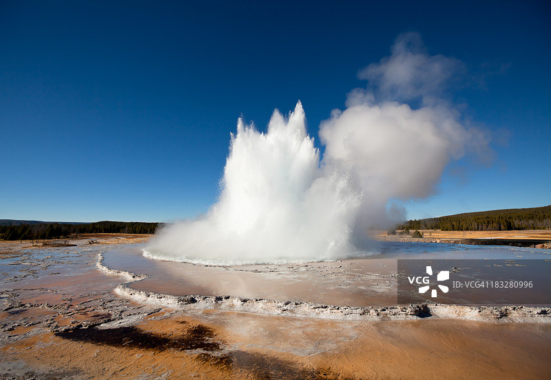 黄石间歇泉喷发图片素材