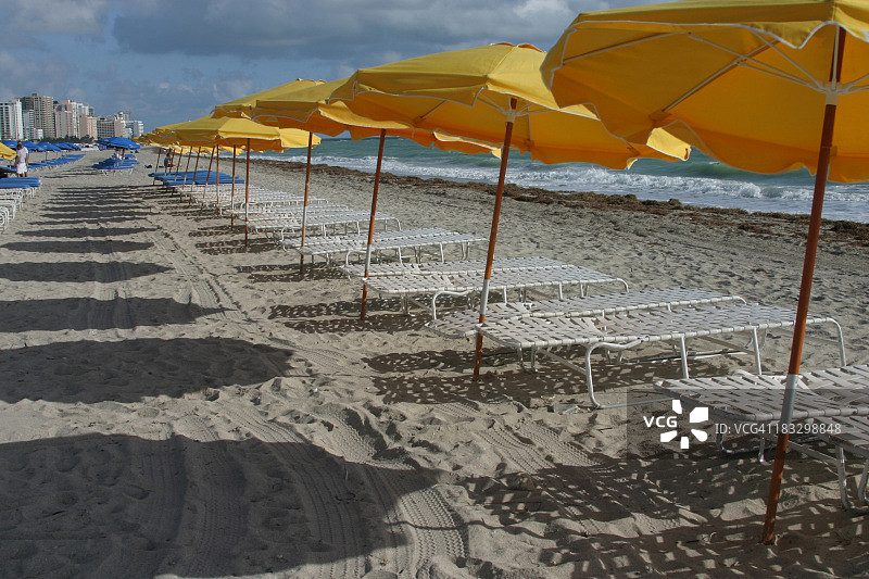 南海滩的黄色雨伞图片素材