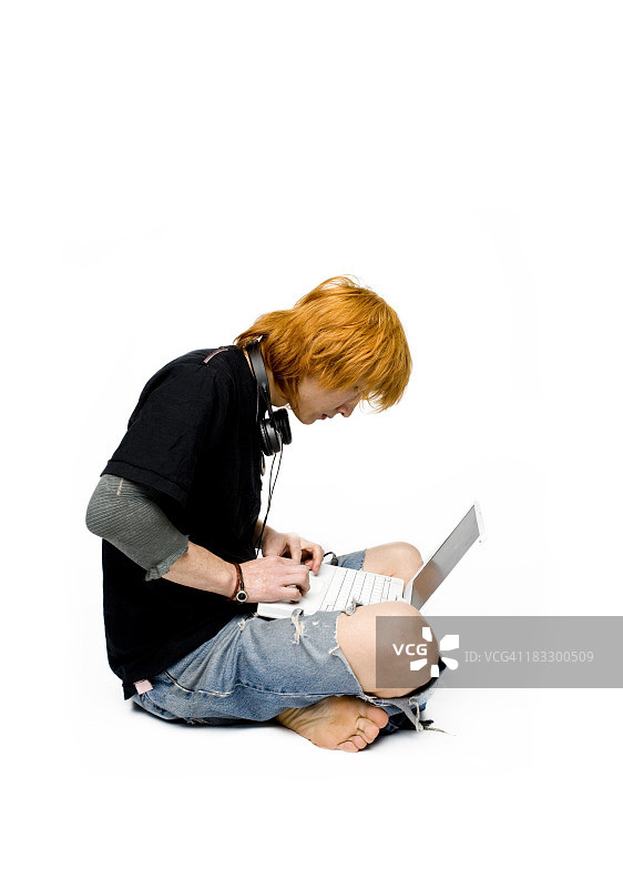 使用笔记本电脑的年轻韩国人图片素材