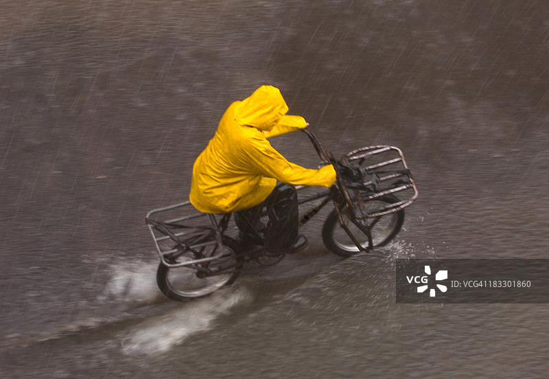 雨中骑行图片素材