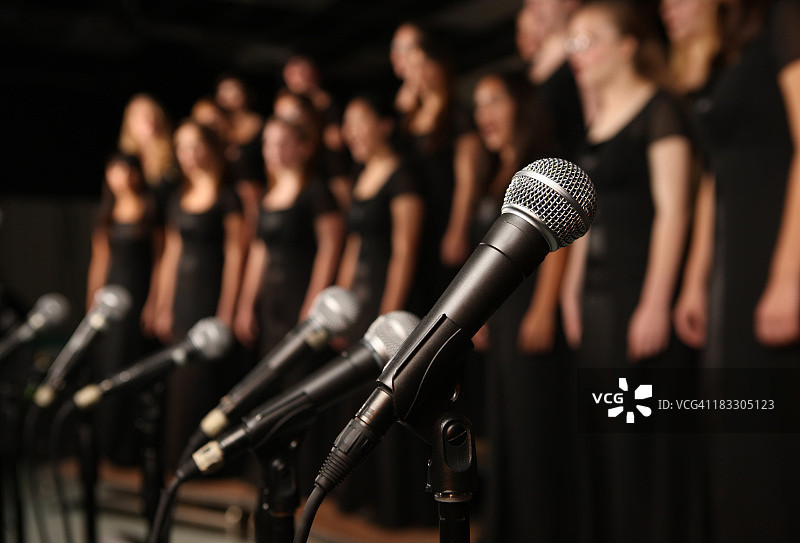 背景为合唱团的麦克风照片图片素材