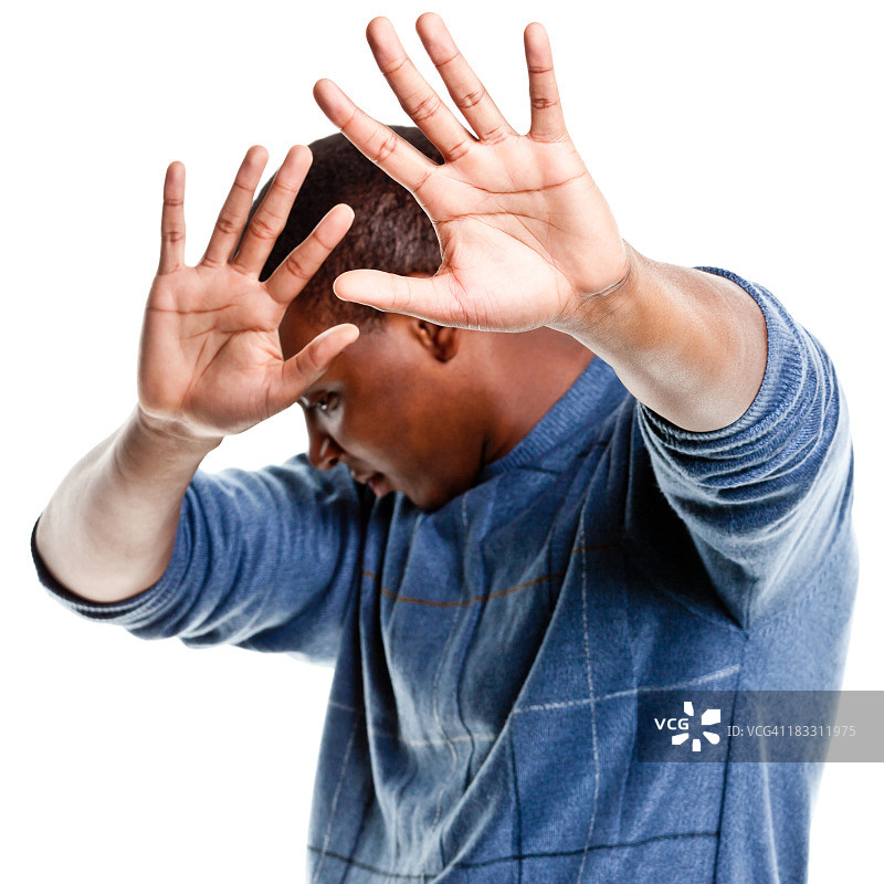 躲避镜头的年轻男人图片素材