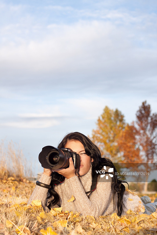 户外拍摄的漂亮女摄影师图片素材
