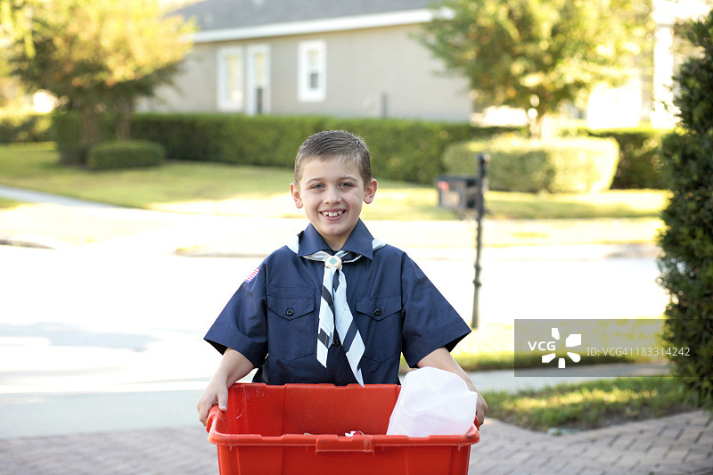 年轻的童子军在做回收图片素材