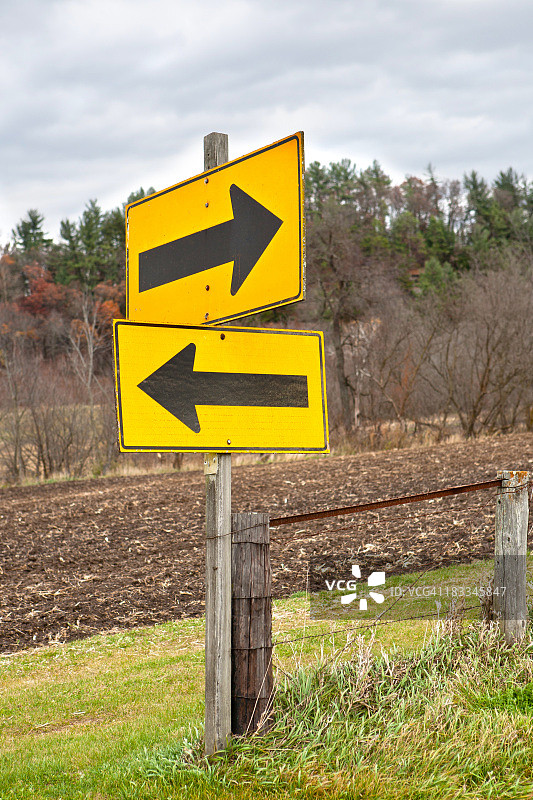 方向相反的箭头标志图片素材