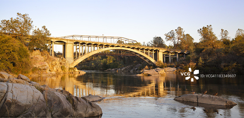 日落时分的福尔瑟姆彩虹桥全景图片素材