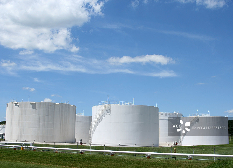 草地上排列的几个白色储罐图片素材