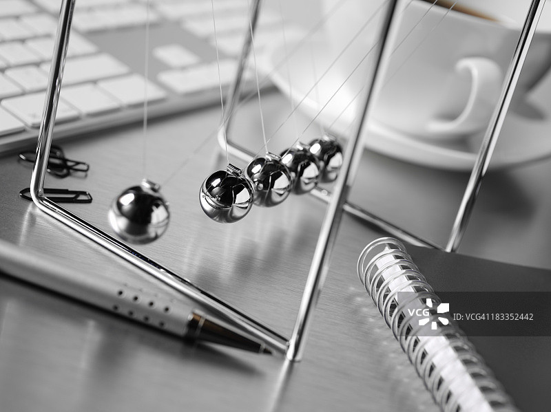 办公桌上的牛顿摆图片素材