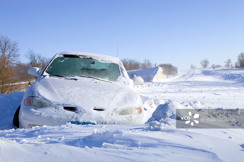 汽车被困州际公路的雪地中图片素材