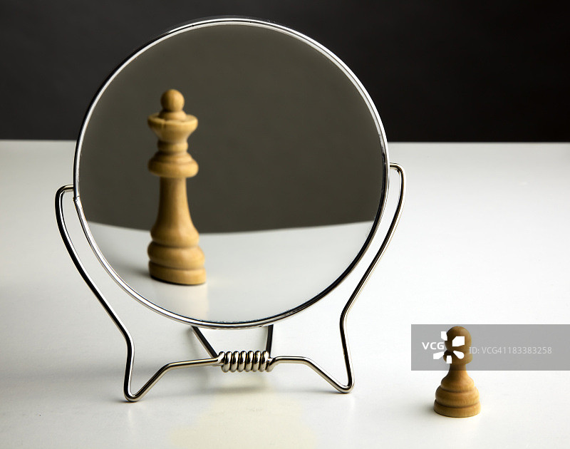 梦想成为皇后的国际象棋士兵图片素材