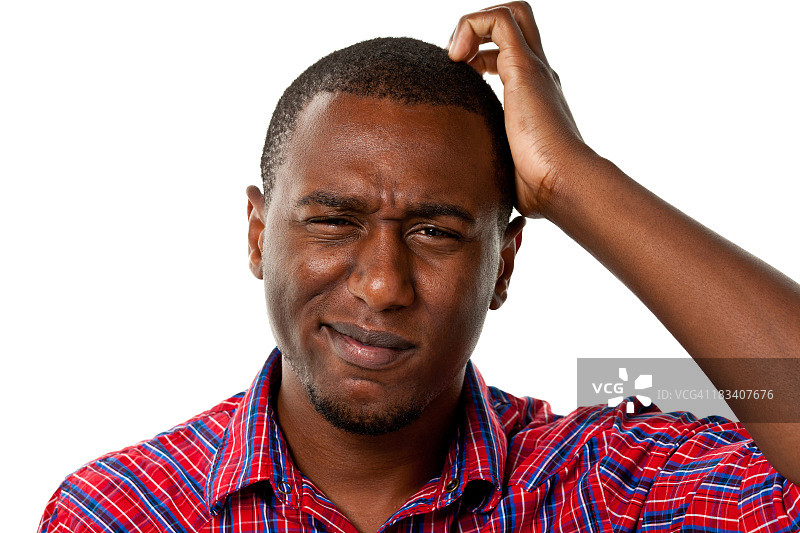 困惑的年轻男子挠头图片素材