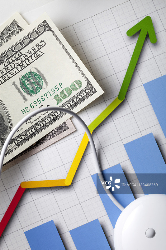 财务规划：带有鼠标和美元钞票的图表图片素材