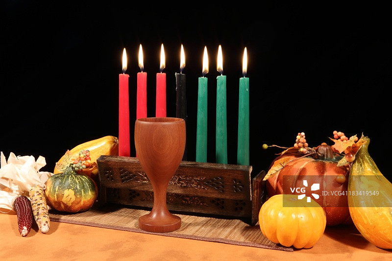 点燃的所有黑色蜡烛上的宽扎节展示图片素材