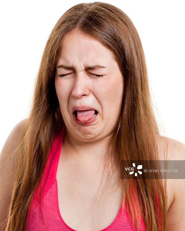 厌恶的年轻女子伸出舌头图片素材