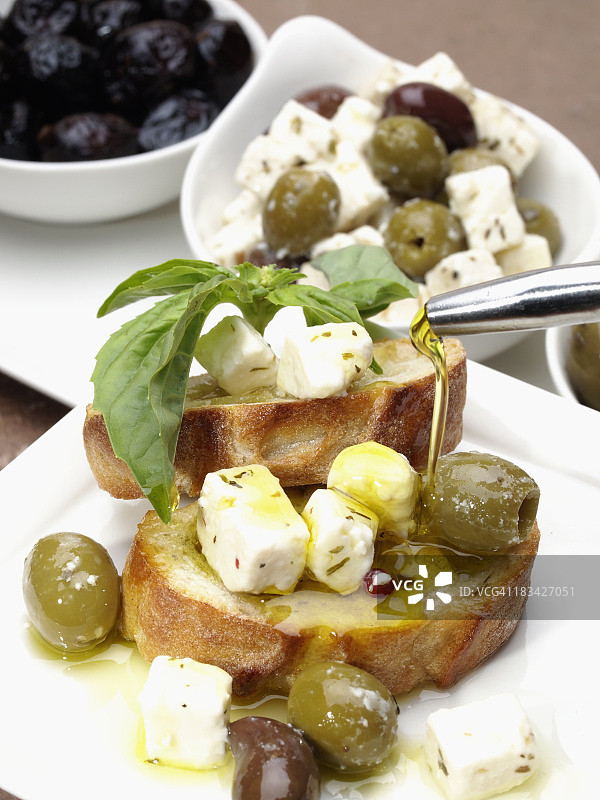 橄榄奶酪油面包图片素材