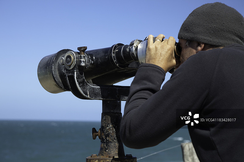 用双筒望远镜搜索图片素材