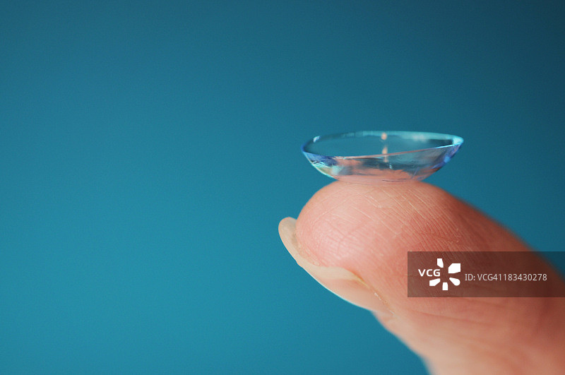 指尖手持隐形眼镜图片素材