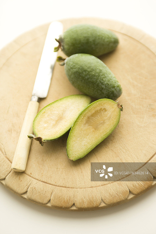 砧板上的切片费约果图片素材