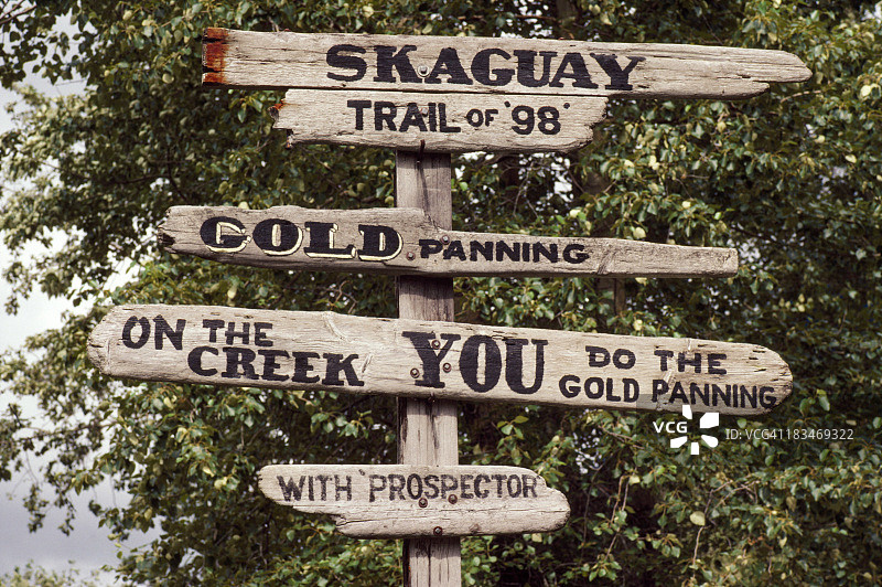 淘金地点的木制指示牌图片素材