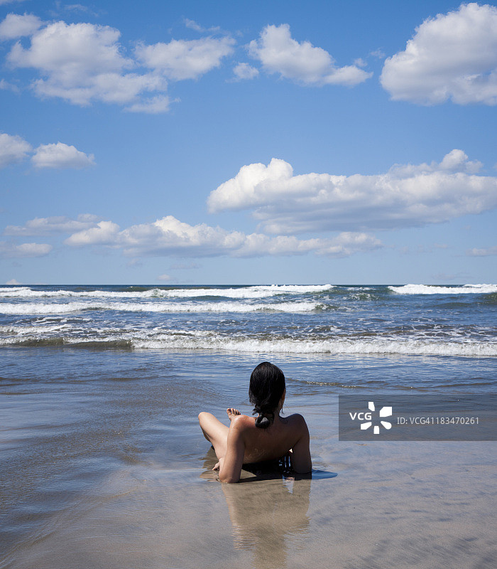 年轻女人凝视着大海图片素材