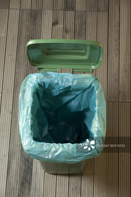 空绿色垃圾桶图片素材