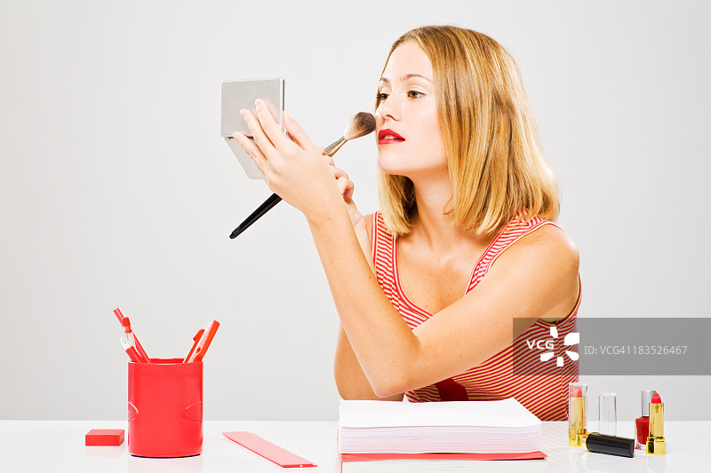 在办公室化妆图片素材