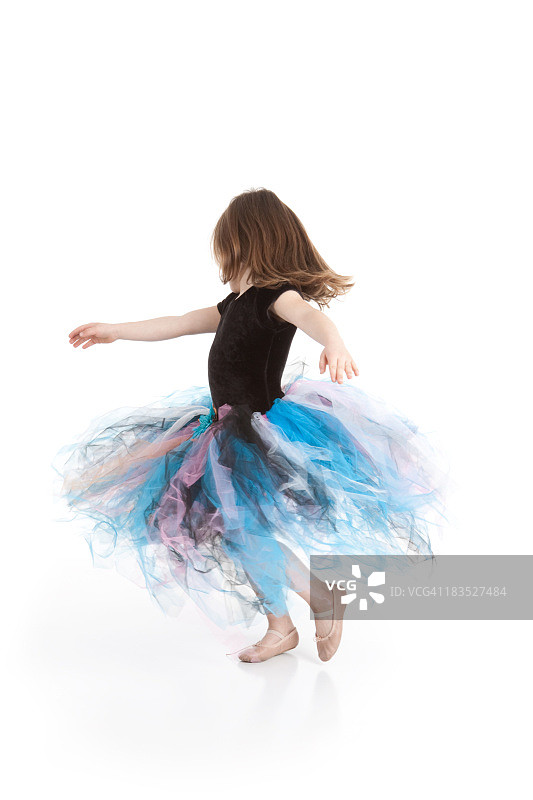 跳舞并穿着芭蕾舞裙的小芭蕾舞演员图片素材