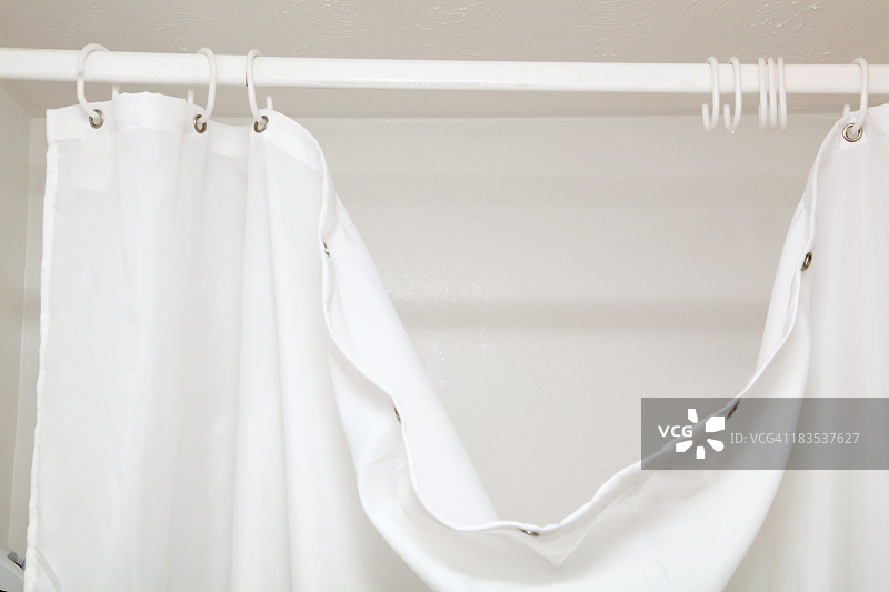 带挂钩的悬挂式破损白色浴帘图片素材