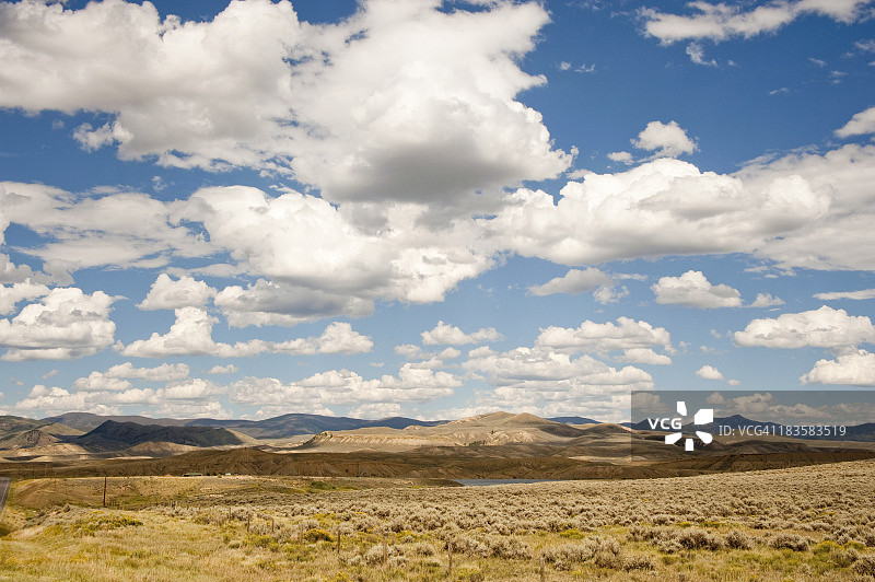 草原、天空和云彩图片素材