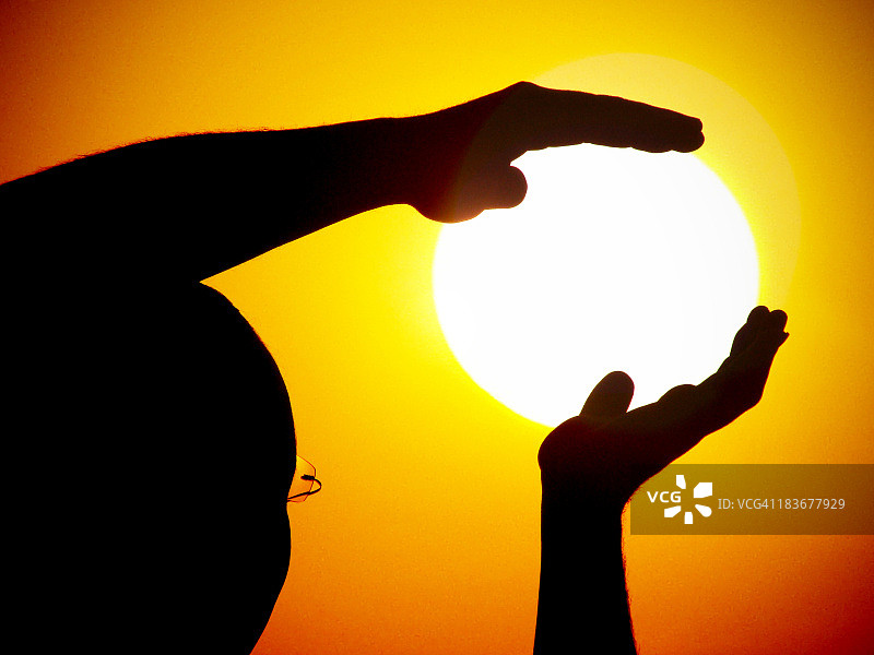 手托太阳图片素材