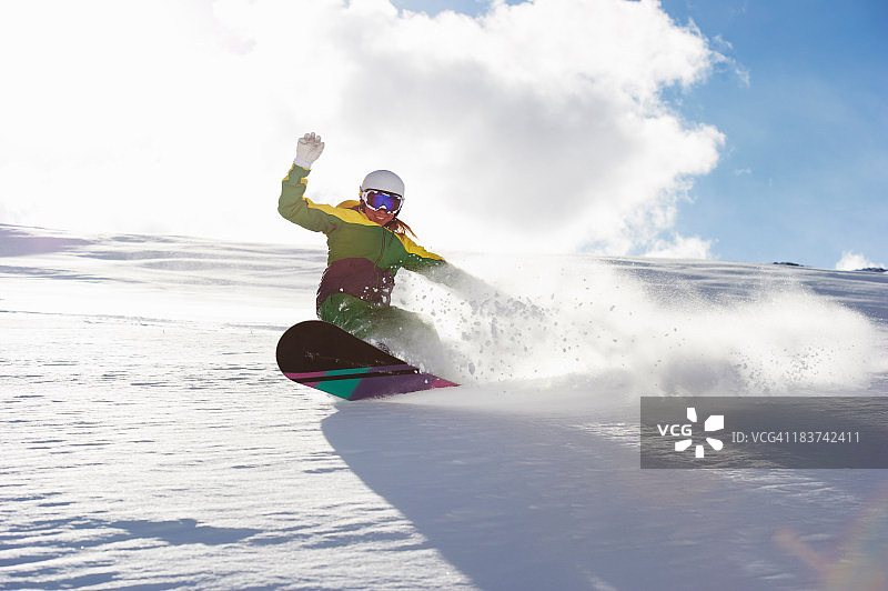 年轻女人滑雪图片素材