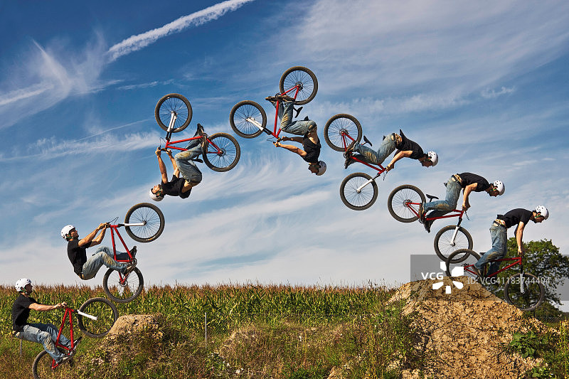 男人在BMX自行车上表演特技数字合成图片素材