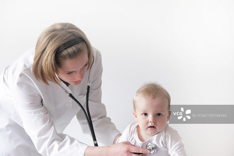 女医生检查婴儿胸部图片素材