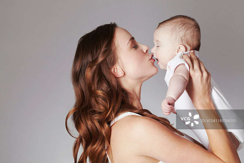 母亲亲吻女婴图片素材