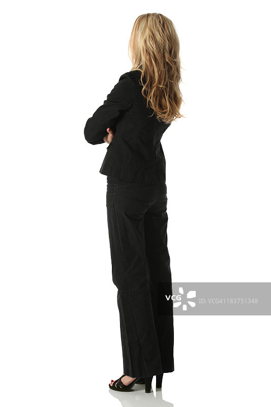 交叉双臂站立的商务女性图片素材