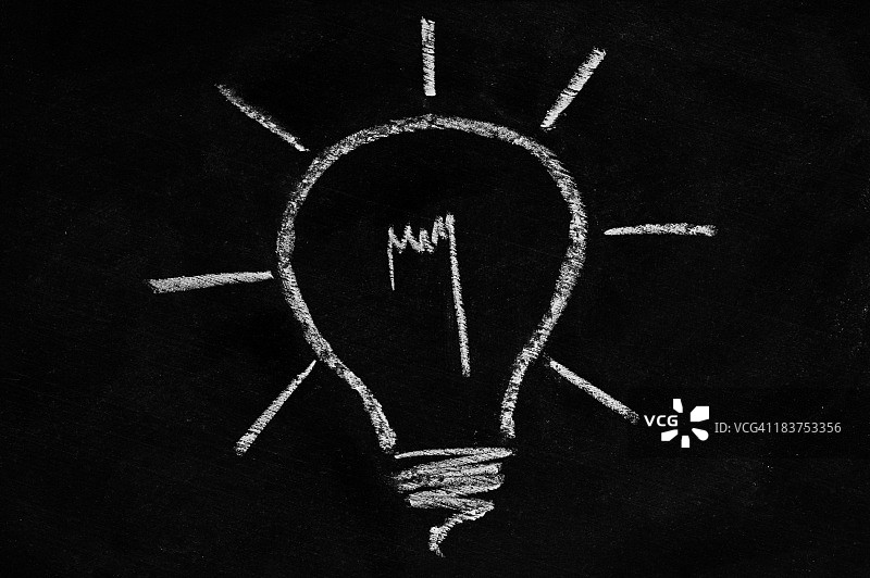 黑板上的灯泡图片素材